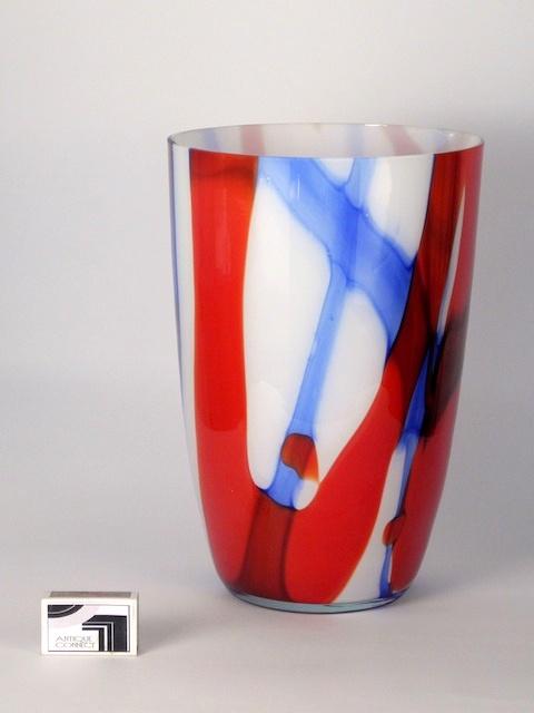Grosse runde Bodenvase in Weiss Rot Blau.