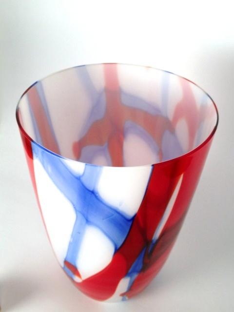 Grosse runde Bodenvase in Weiss Rot Blau.