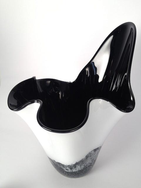 Grosse schwarzweisse Bodenvase.