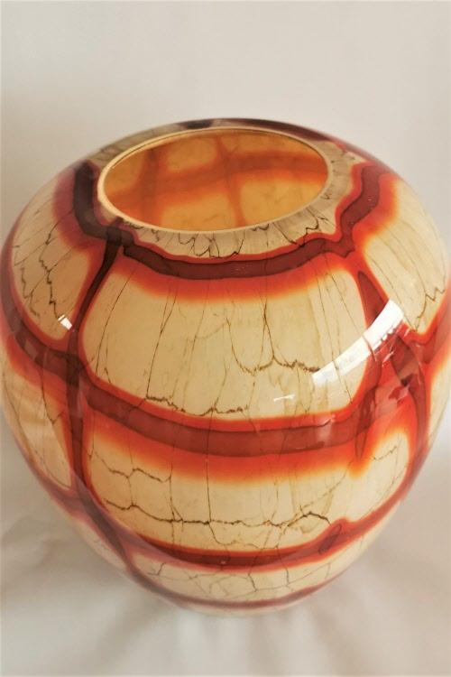 Grosse Bodenvase in warmen Herbstfarben.