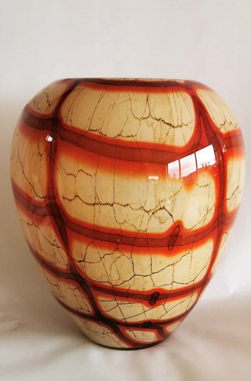 Grosse Bodenvase in warmen Herbstfarben.