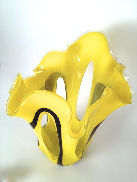Grosse, gelbe Fazzoletti Vase mit Löchern.
