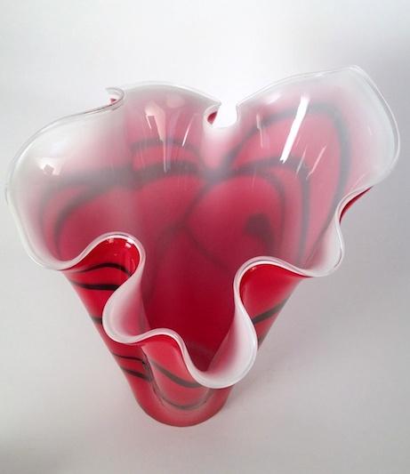 Grosse rote Fazzoletti Vase mit schwarzen Streifen.