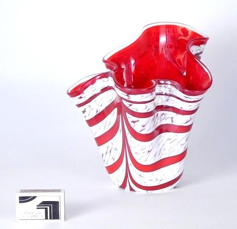 Rotweisse Fazzoletti Vase mit Perlmuttglanz.