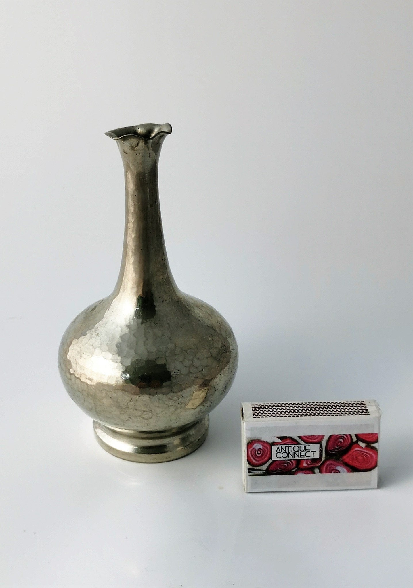 Kleine Stielvase aus gehämmertem Zink um 1959-60 Vasen vendor-unknown