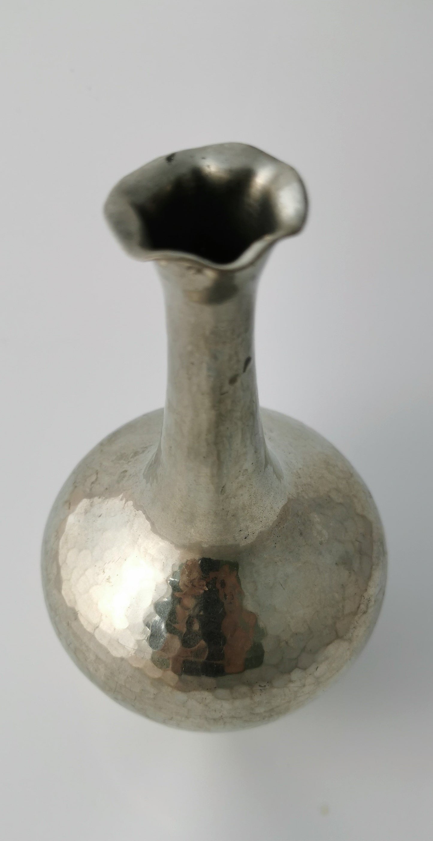 Kleine Stielvase aus gehämmertem Zink um 1959-60 Vasen vendor-unknown