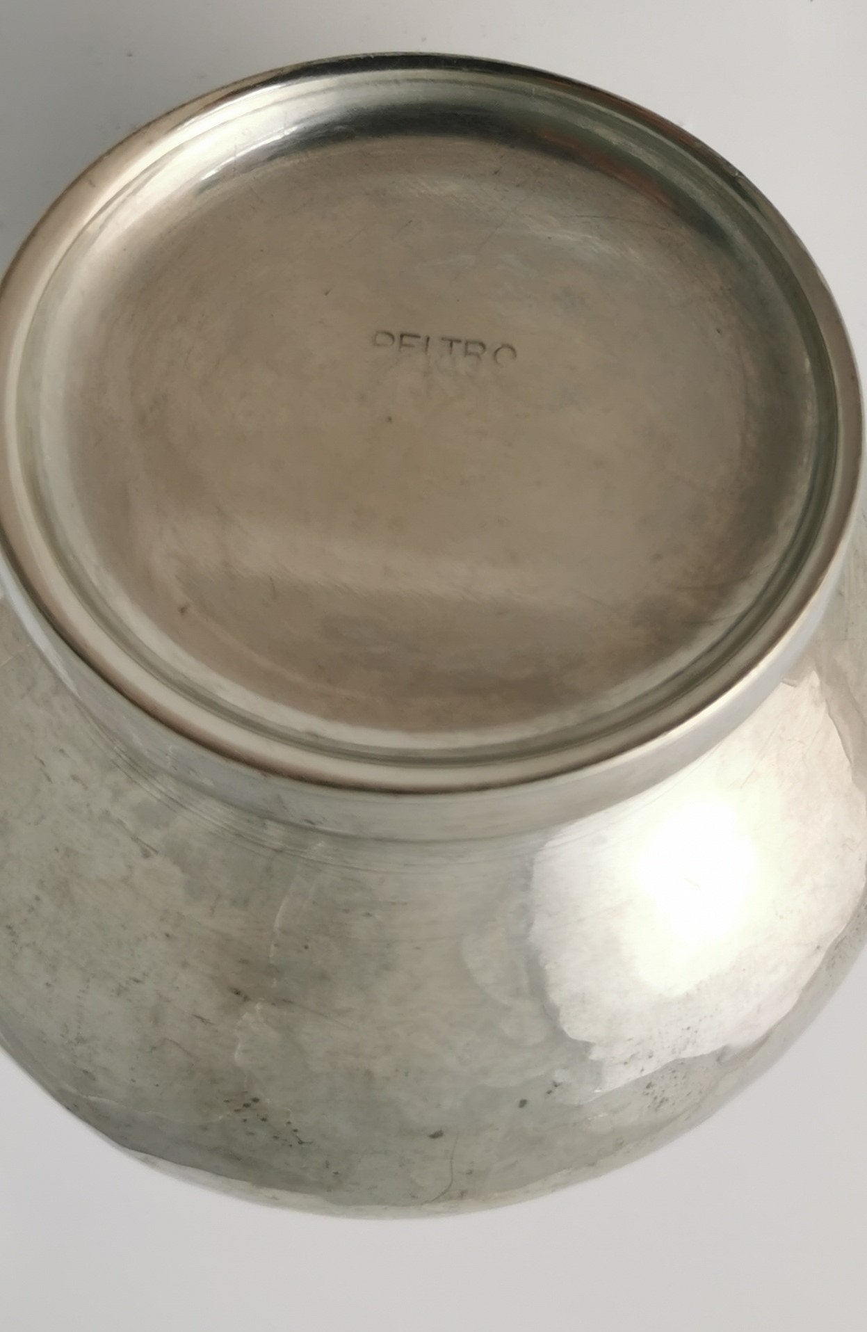 Kleine Stielvase aus gehämmertem Zink um 1959-60 Vasen vendor-unknown