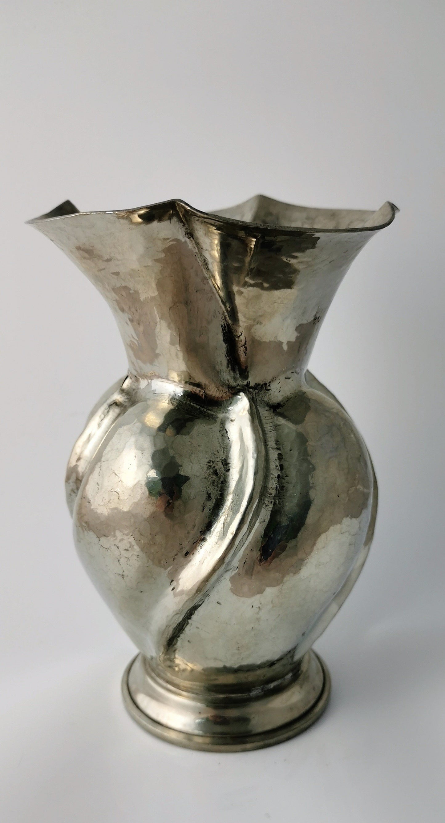 Hübsche Krugvase aus gehämmertem Zink um 1950-60 Vasen vendor-unknown