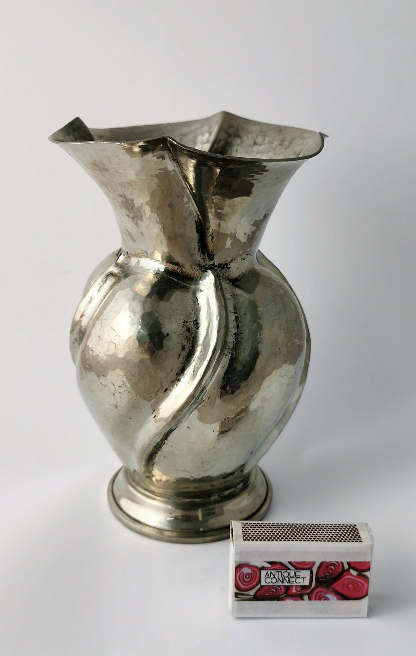 Hübsche Krugvase aus gehämmertem Zink um 1950-60 Vasen vendor-unknown