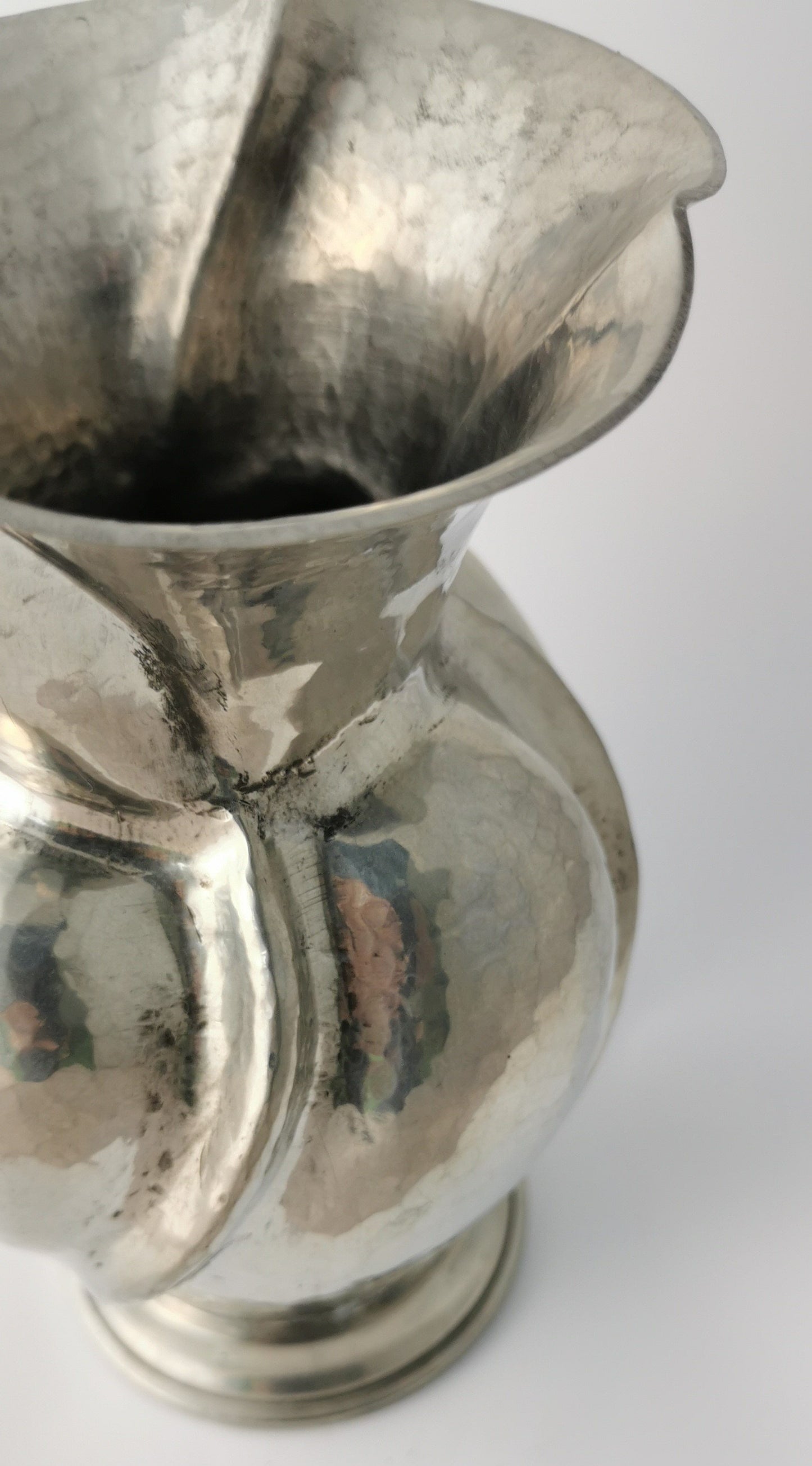 Hübsche Krugvase aus gehämmertem Zink um 1950-60 Vasen vendor-unknown