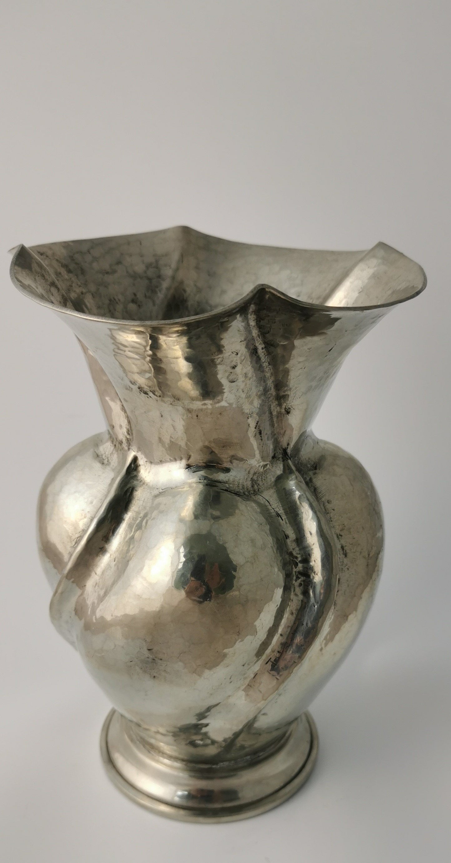 Hübsche Krugvase aus gehämmertem Zink um 1950-60 Vasen vendor-unknown