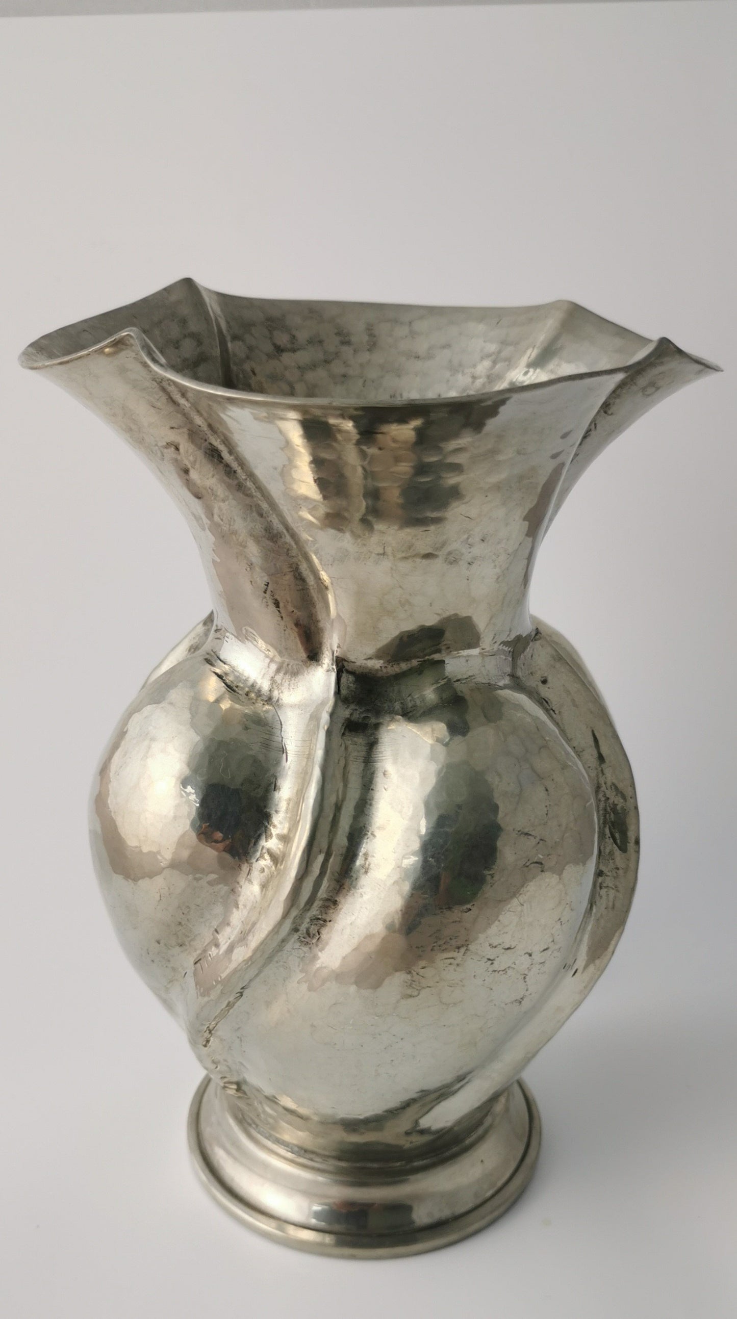Hübsche Krugvase aus gehämmertem Zink um 1950-60 Vasen vendor-unknown