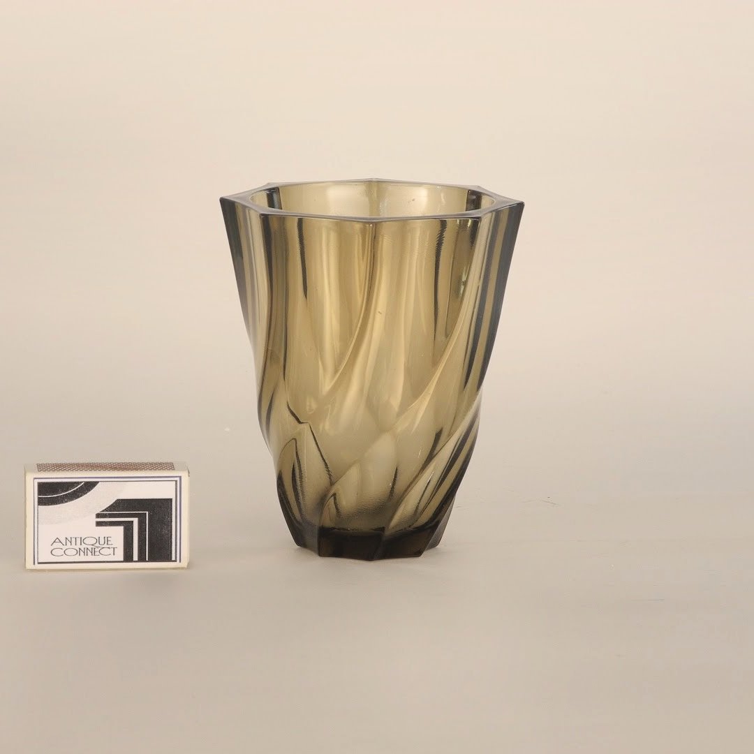 Kleine facettierte Rauchglas Vase.