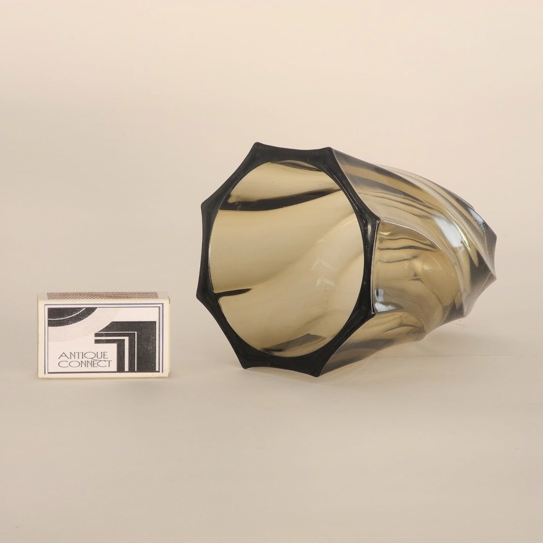 Kleine facettierte Rauchglas Vase.