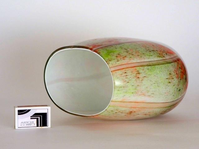 Elegante, ovale Vase weiss grün orange.