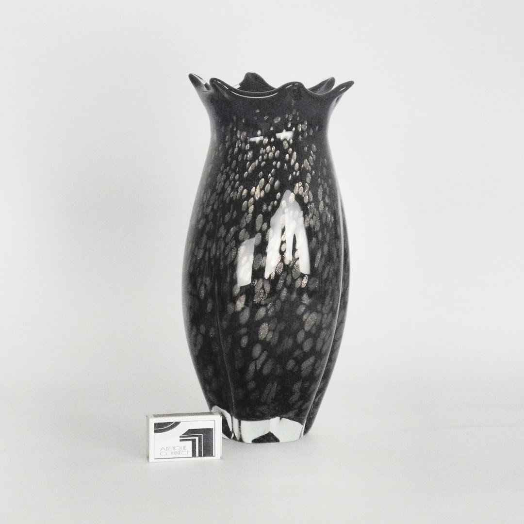 Schwarze Vase