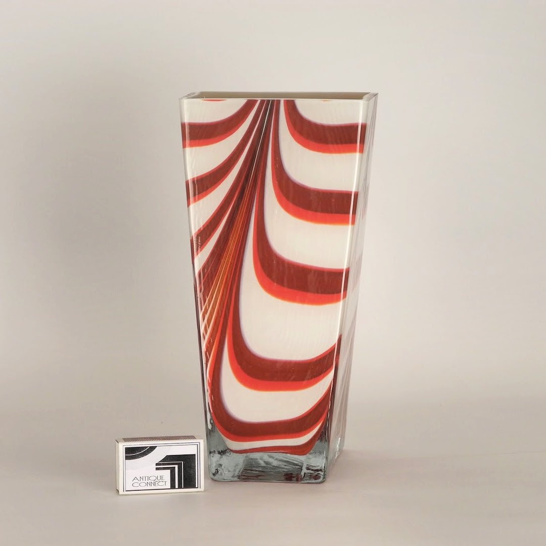 Grosse quadratische weissrote Vase.