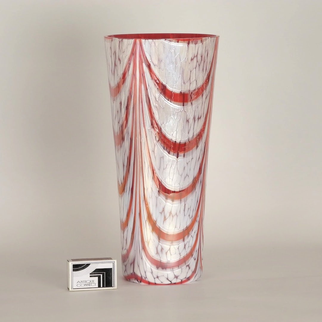 Runde Vase mit Perlmuttglanz.