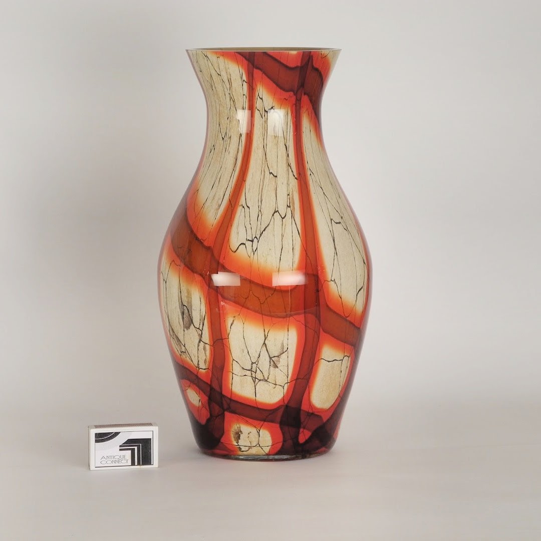 Grosse Krugvase in warmen Herbstfarben.