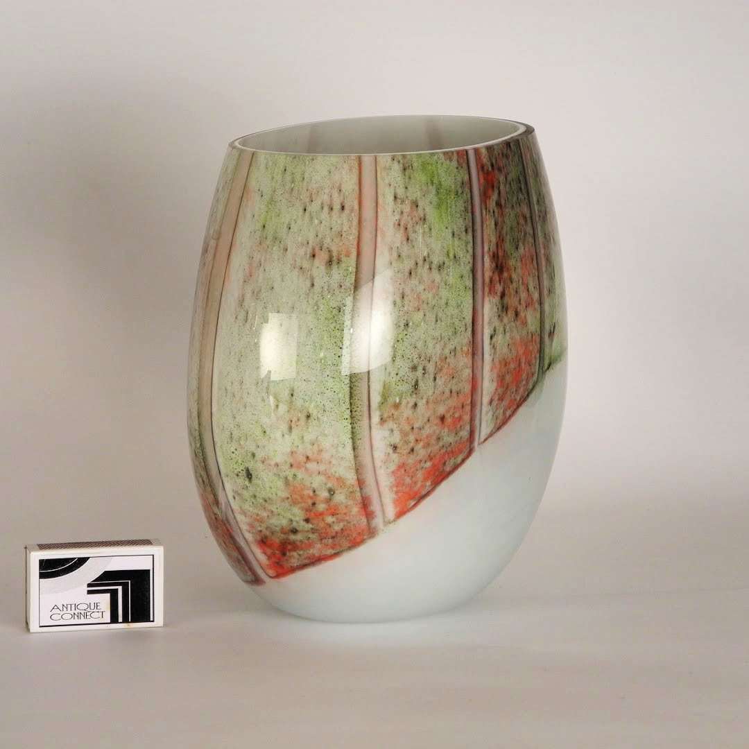 Elegante, ovale Vase weiss grün orange.
