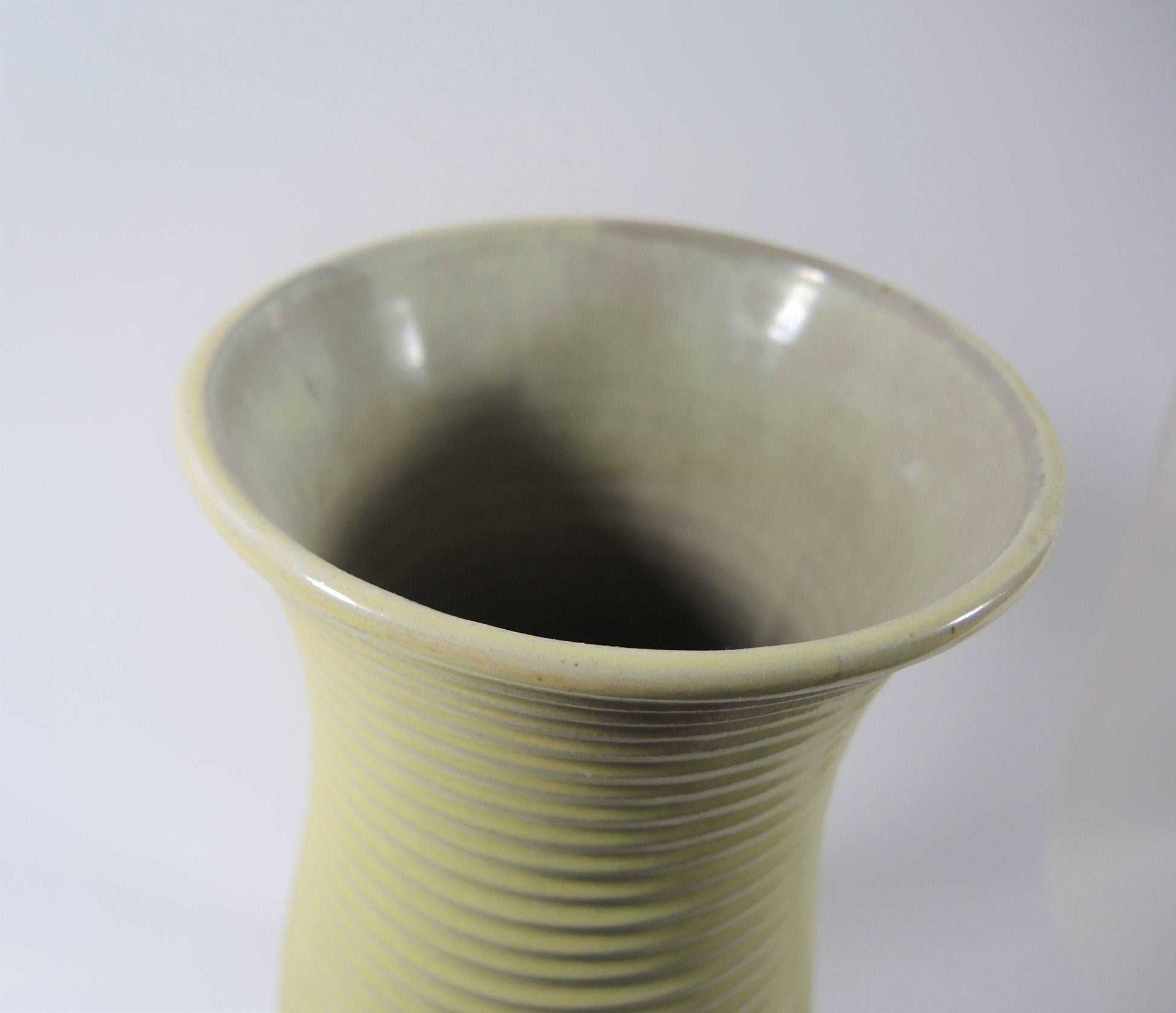Antike olivgrün lasierte Keramikvase, gemarkt. Vasen vendor-unknown 
