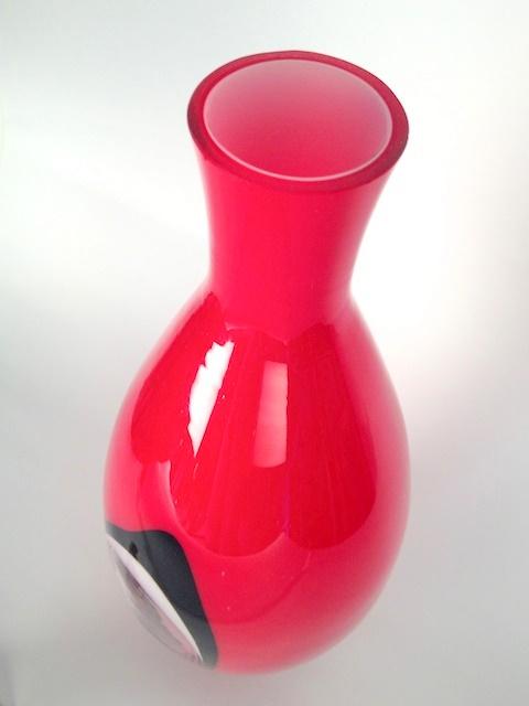 Grosse rote Bodenvase in Flaschenform.