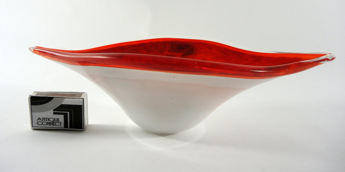 Ovale, weisse Schale mit rotem Innenfang von Fratelli Toso, Murano