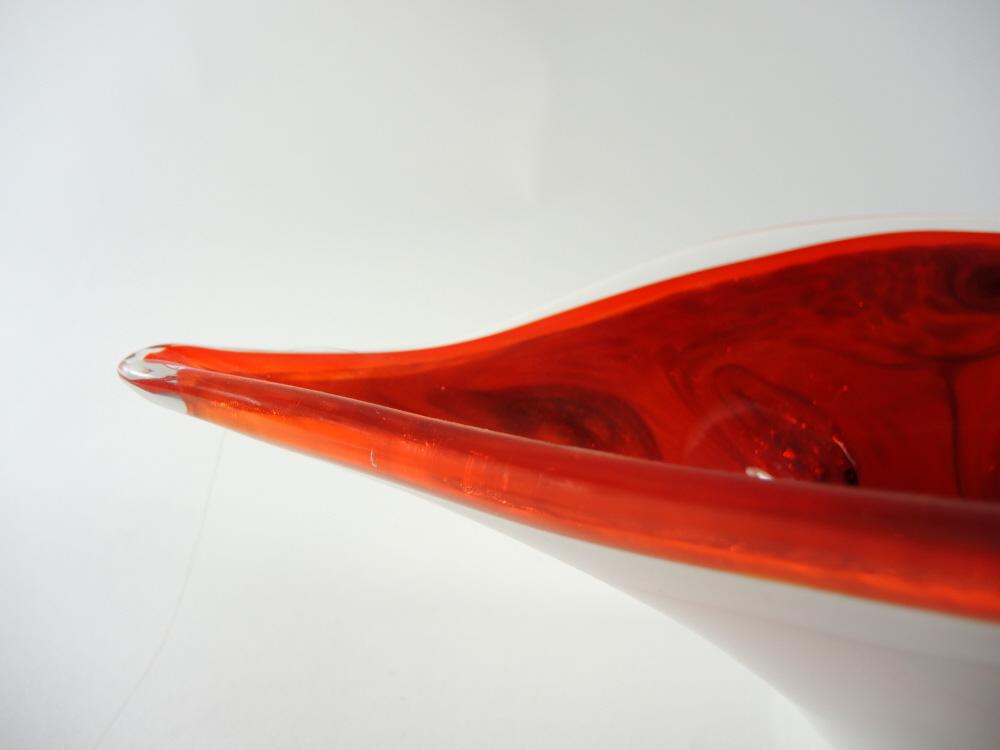 Ovale, weisse Schale mit rotem Innenfang von Fratelli Toso, Murano