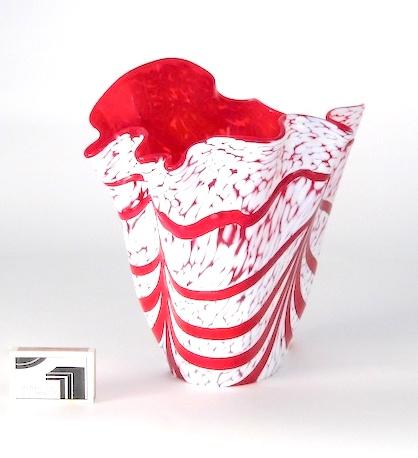 Rotweisse Fazzoletti Vase mit Perlmuttglanz.