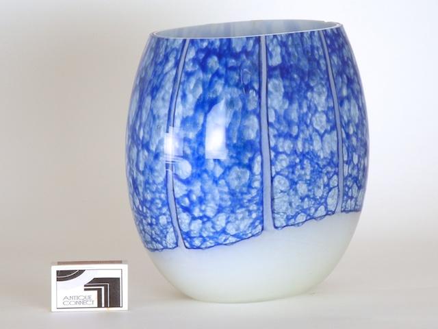 Elegante, ovale Vase weiss und blau.