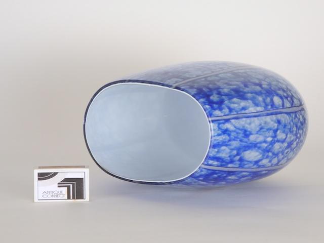 Elegante, ovale Vase weiss und blau.