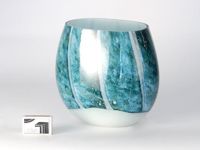 Elegante, ovale Vase weiss und petrolblau.