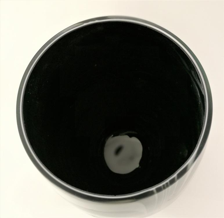 Grosse schwarzweisse Vase mit Zebramuster.