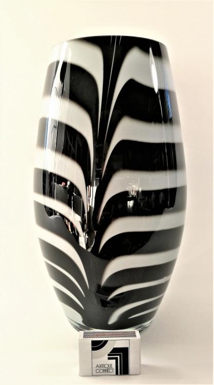 Grosse schwarzweisse Vase mit Zebramuster.