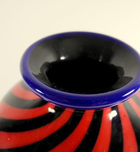 Grosse, rotschwarze Murano Vase a fili.