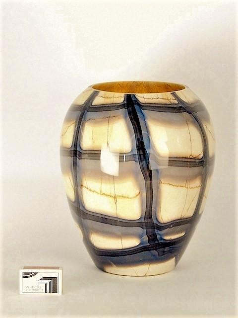 Grosse, bauchige Vase in Beige mit blauen Bändern