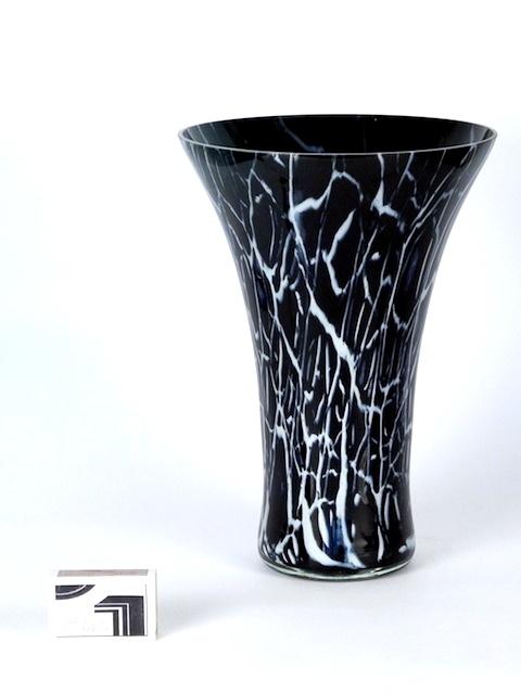 Schwarze Vase mit weissem Craquelemuster.