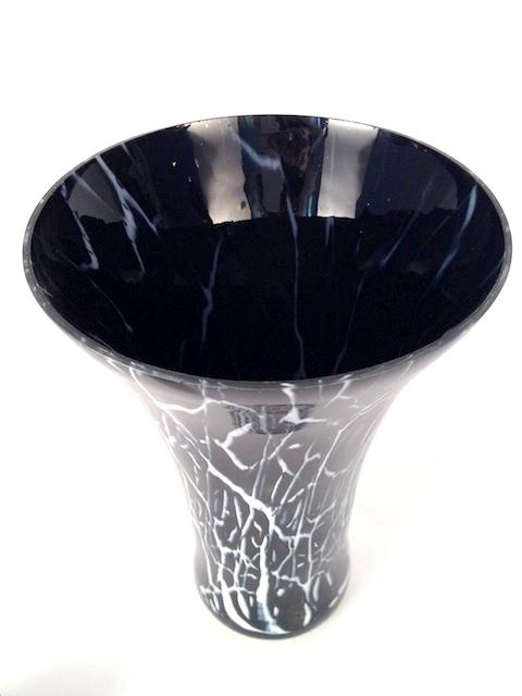 Schwarze Vase mit weissem Craquelemuster.