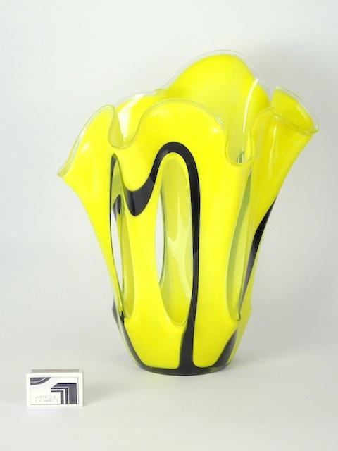 Grosse, gelbe Fazzoletti Vase mit Löchern.