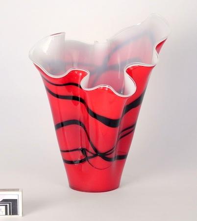 Grosse rote Fazzoletti Vase mit schwarzen Streifen.