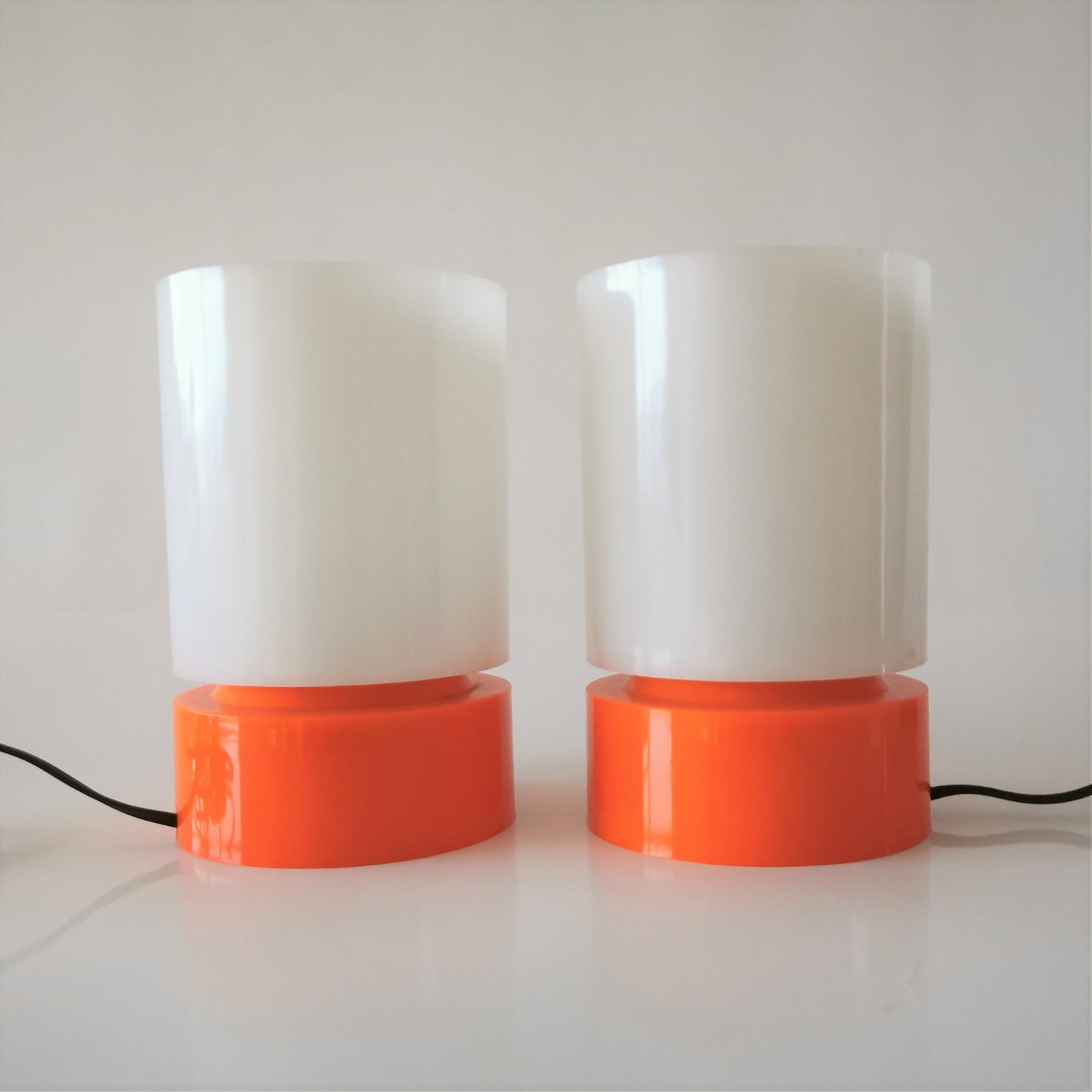 Zwei kleine Nachttischlampen aus Acrylglas Italien um 1960 Lampen Made in Italy 