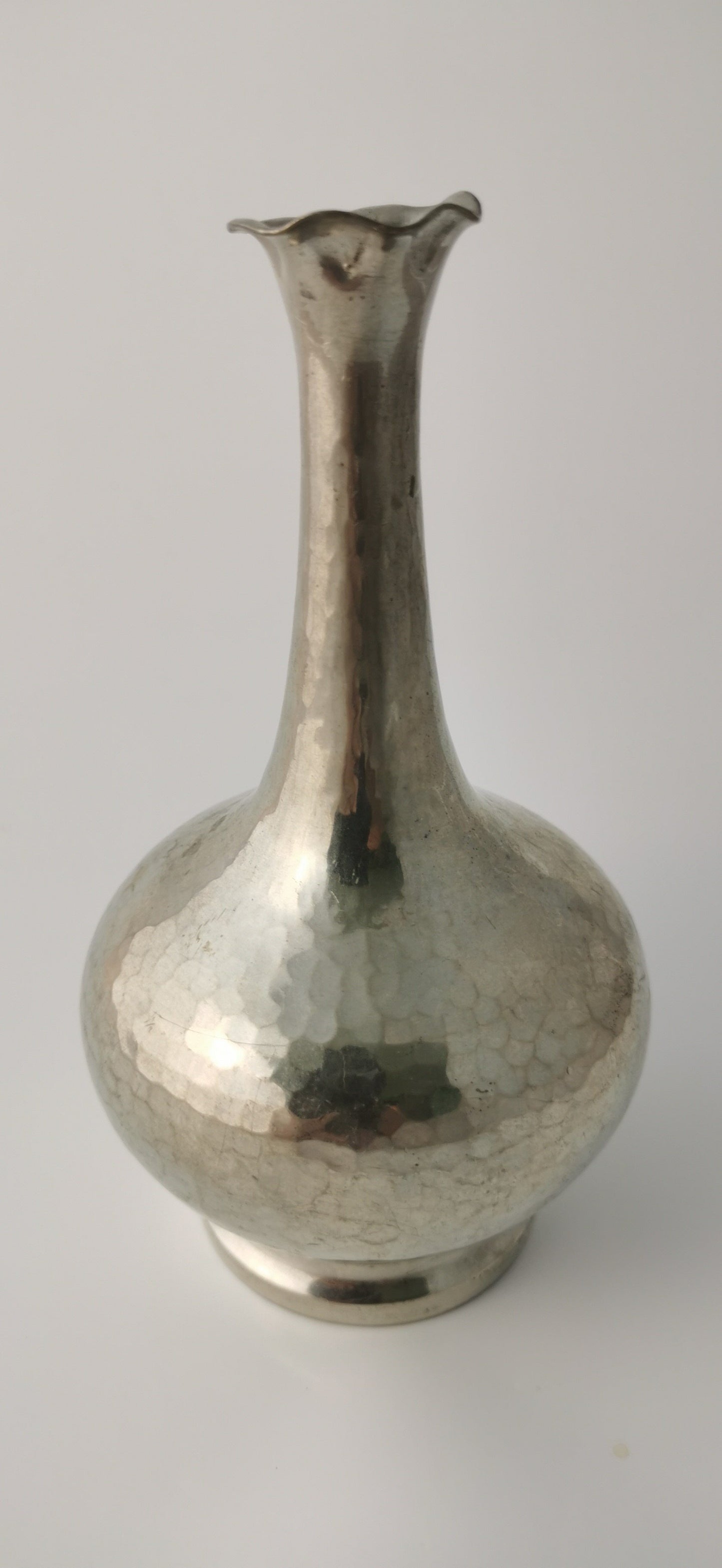Kleine Stielvase aus gehämmertem Zink um 1959-60 Vasen vendor-unknown 