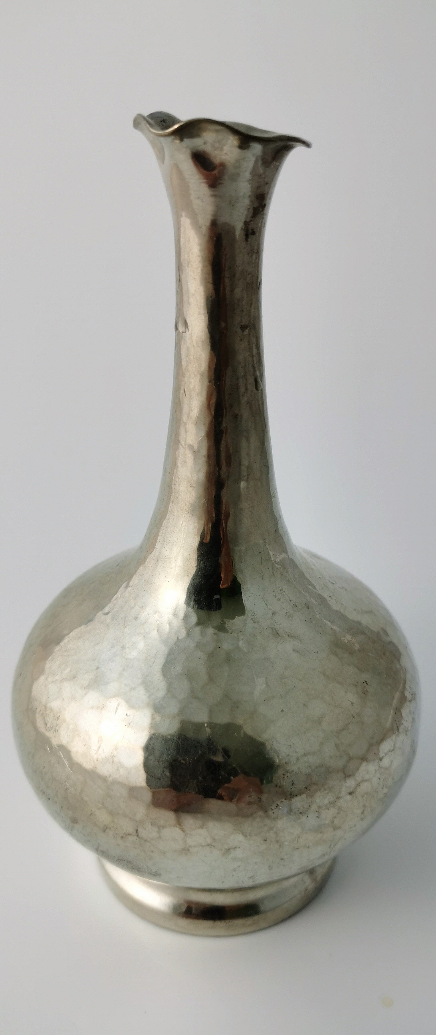 Kleine Stielvase aus gehämmertem Zink um 1959-60 Vasen vendor-unknown 