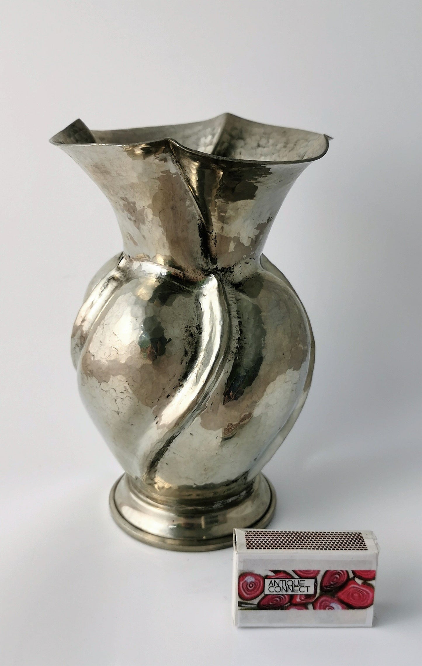 Hübsche Krugvase aus gehämmertem Zink um 1950-60 Vasen vendor-unknown 