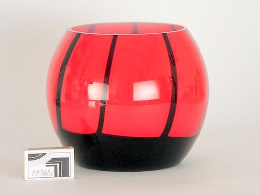 Runde Vase in Schwarz und Rot.