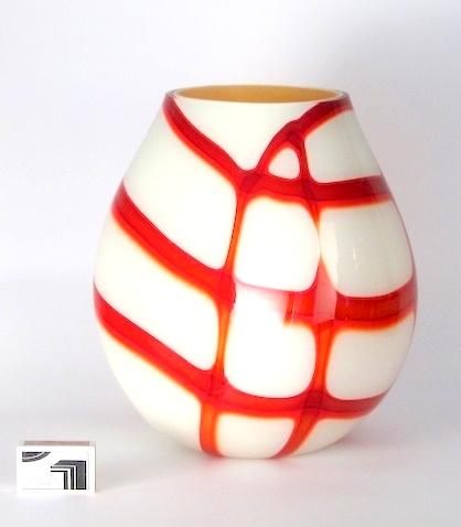 Elegante Bodenvase weiss und rot.