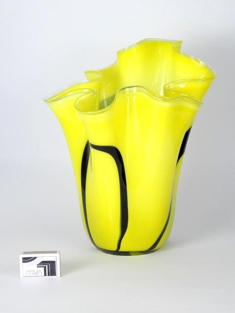 Grosse, gelbe Vase mit schwarzen Bändern.