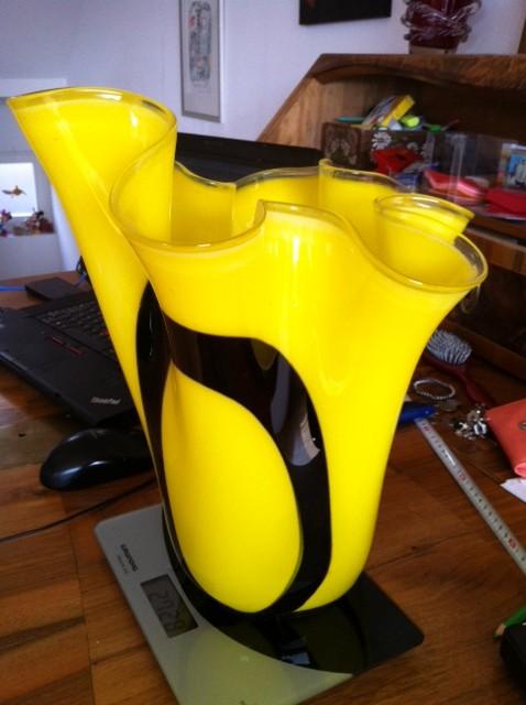 Grosse, gelbe Vase mit schwarzen Bändern.